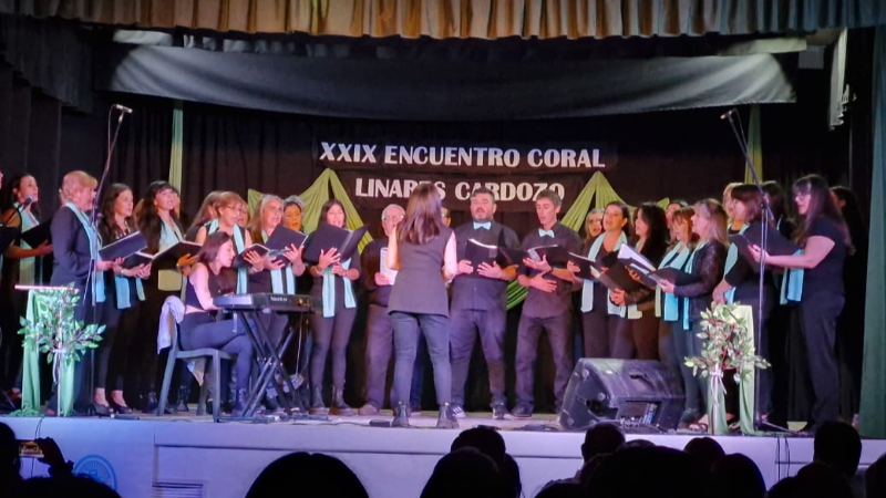 "UNIDOS POR LA MÚSICA Y LA MEMORIA: EL ENCUENTRO CORAL LINARES CARDOZO EN LARROQUE"