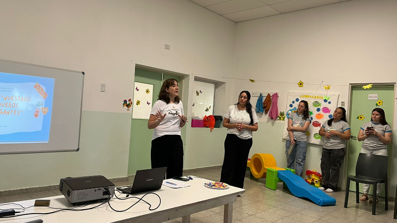 TALLER SOBRE "EL DESARROLLO EN LAS INFANCIAS" EN EL CDI MUNICIPAL