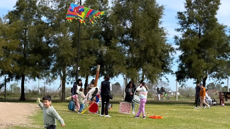 UNA NUEVA EDICIÓN DE LA BARRILETEADA REUNIÓ A LA COMUNIDAD EN EL POLIDEPORTIVO MUNICIPAL